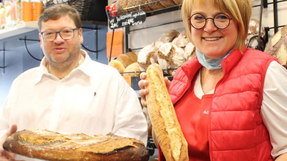 Frédéric Goetz et Mirèse, son épouse, qui tient dans ses mains le produit phare de la maison, La Bouzonvilloise. ©D. Peronne